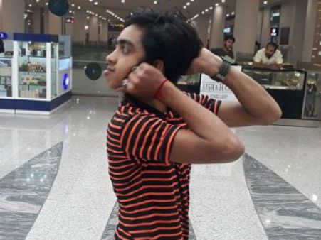 ಗೂಬೆಯಂತೆ ಕತ್ತು ಹಿಂದಕ್ಕೆ ತಿರುಗಿಸಬಲ್ಲ ಈ ಬಾಲಕ