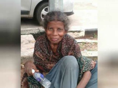 ಭಿಕ್ಷೆ ಎತ್ತುತ್ತಿದ್ದ ಶಿಕ್ಷಕಿಯನ್ನು ವಿದ್ಯಾರ್ಥಿಗಳಿಗೆ ಒಪ್ಪಿಸಿದ ಫೇಸ್ ಬುಕ್!