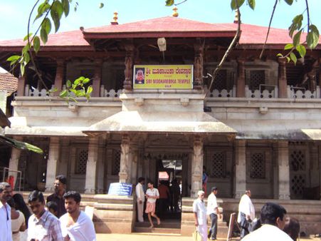 ಕೊಲ್ಲೂರಿಗೆ ಗಣ್ಯರ ಭೇಟಿ, ಸಾರ್ವಜನಿಕರ ದರ್ಶನಕ್ಕೆ ನಿರ್ಬಂಧ