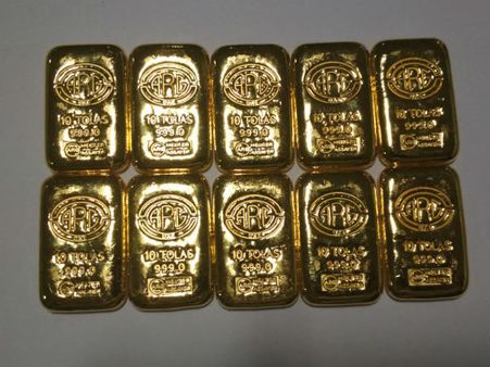 ಟಾಯ್ಲೆಟ್ ನಲ್ಲಿ 37.17 ಲಕ್ಷ ಮೌಲ್ಯದ ಚಿನ್ನದ ಬಿಸ್ಕೆಟ್!