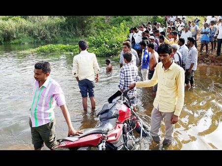 ರಾಮನಗರ: ಅರ್ಕಾವತಿ ನದಿಯಲ್ಲಿ ಕೊಚ್ಚಿಹೋದ ಬೈಕ್ ಸವಾರರು