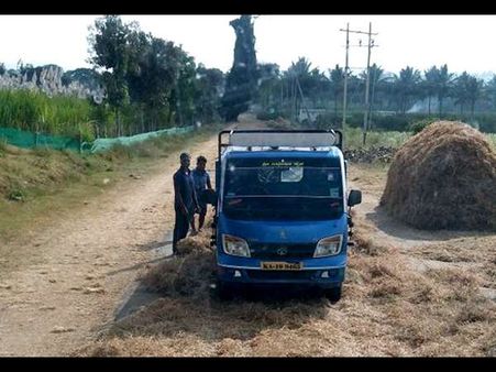 ವಾಹನ ಸಂಚಾರಕ್ಕೆ ಅಡಚಣೆಯಾದ ರಸ್ತೆಯಲ್ಲಿನ ಒಕ್ಕಣೆ