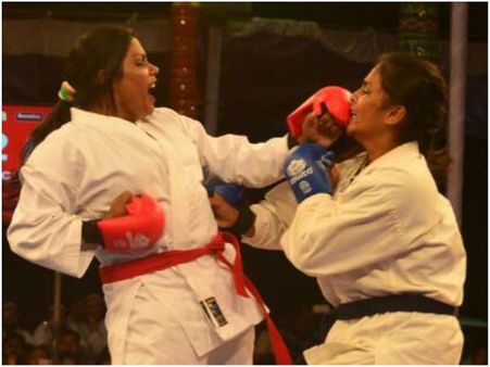 'ಚಿನ್ನ'ಕ್ಕೆ ಕರಾಟೆ ಪಂಚ್ ನೀಡಿದ ಮಂಗಳೂರು ಮೇಯರ್ ಕವಿತಾ ಸನಿಲ್