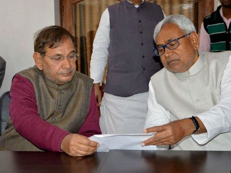 ಶರದ್ ಯಾದವ್ ಕೈಯಿಂದ ಜೆಡಿಯು 'ಬಾಣ' ಕಸಿದ ನಿತೀಶ್ ಕುಮಾರ್