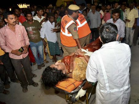 ಚಿತ್ರಗಳು : ವಿಜಯವಾಡದಲ್ಲಿ ದೋಣಿ ದುರಂತ, 16 ಸಾವು