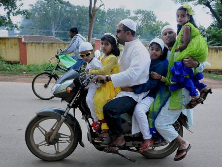 ಮಕ್ಕಳನ್ನು ಬೈಕ್ ಮುಂದೆ ಕೂರಿಸಬೇಡಿ ಎಂದ ಪೊಲೀಸರಿಗೆ ಜನರ ಉತ್ತರ ಇದು