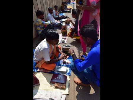 ಲಕ್ಷದೀಪೋತ್ಸವದಲ್ಲಿ ಸೆಳೆದ ಗಿಳಿಶಾಸ್ತ್ರದವರ ಭವಿಷ್ಯವಾಣಿ