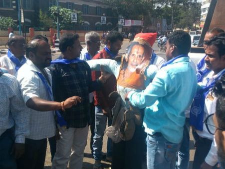 ಸಂವಿಧಾನ ಕುರಿತ ಹೇಳಿಕೆ : ಪೇಜಾವರ ಶ್ರೀಗಳ ವಿರುದ್ಧ ಪ್ರತಿಭಟನೆ