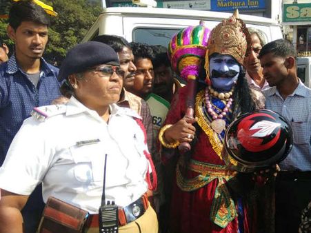 ಹೆಲ್ಮೆಟ್ ಬಗ್ಗೆ ಜಾಗೃತಿ ಮೂಡಿಸಲು ಬಂದ ಯಮ..!