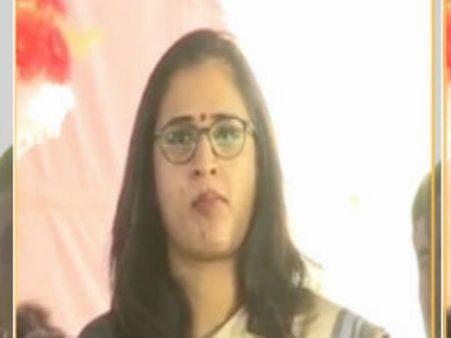 ನಾಡಗೀತೆ ವೇಳೆ ಚೂಯಿಂಗ್ ಗಮ್ ಜಗಿದ ಮಹಿಳಾ ಐಎಎಸ್ ಅಧಿಕಾರಿ ಅಮಾನತು