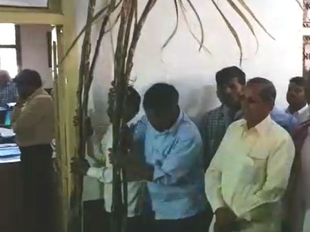 ಎರಡಾಳೆತ್ತೆರ ಬೆಳೆದಿದ್ದ ಕಬ್ಬು ಬೆಂಕಿಗಾಹುತಿ, ಮುಗಿಲು ಮುಟ್ಟಿದ ರೈತನ ಗೋಳು