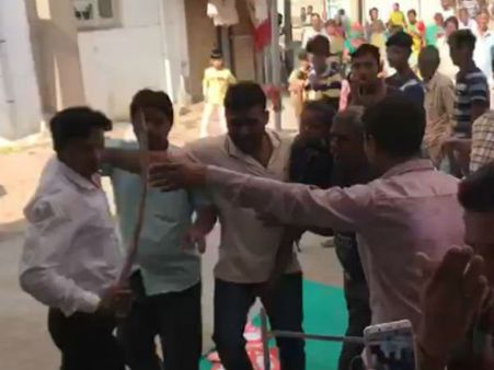 ಪ್ರತಿಭಟನಾಕಾರರ ವಿರುದ್ಧ ಖಡ್ಗ ಝಳಪಿಸಿದ ಬಿಜೆಪಿ ನಾಯಕ