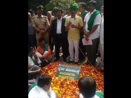 ಕೆ.ಆರ್. ಮಾರ್ಕೆಟ್ ನಲ್ಲಿ ಅನಧಿಕೃತ ಮಳಿಗೆ ತೆರವುಗೊಳಿಸಿ ಜಾಗ ಕೊಡಿಸಿ : ಪ್ರತಿಭಟನೆ