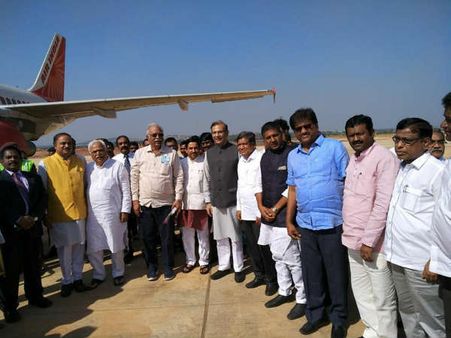 ಆಹ್ವಾನ ಪತ್ರಿಕೆಯಲ್ಲಿ ಸಿಎಂ ಹೆಸರಿಲ್ಲ: ಸಂಸದ ಪ್ರಹ್ಲಾದ್ ಜೋಷಿಗೆ ತಪರಾಕಿ