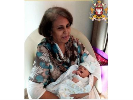 ಅಜ್ಜಿ, ರಾಜಮಾತೆ ಮಡಿಲಲ್ಲಿ ಪವಡಿಸುತ್ತಿರುವ ಮುದ್ದು ರಾಜಕುಮಾರ