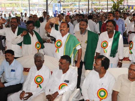 ರೈತಗೀತೆಗೆ ಅವಮಾನ, ಸಚಿವ ಮಹದೇವಪ್ಪಗೆ ವೇದಿಕೆಯಲ್ಲೇ ಅನ್ನದಾತರ ತರಾಟೆ