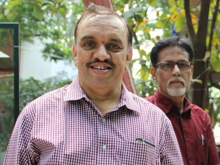 ಬಂಗಾರ ತೂಗಿದಂತೆ ಜೋಶಿ ಬರೆಯುತ್ತಾರೆ : ವಿಶ್ವೇಶ್ವರ ಭಟ್