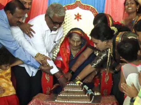 ರಾಯಚೂರು: ಅಜ್ಜಿಯ 100ನೇ ಹುಟ್ಟುಹಬ್ಬ ಆಚರಿಸಿದ ಕುಟುಂಬ ಸದಸ್ಯರು