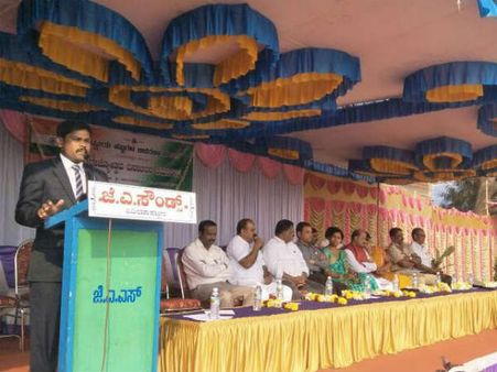 ಪಿರಿಯಾಪಟ್ಟಣದ ಗಣರಾಜ್ಯೋತ್ಸವ ವೇದಿಕೆಯಲ್ಲಿ ಕಿರಿಕಿರಿ!