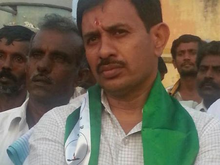 ಮಾಗಡಿಯಲ್ಲಿ ಶಾಸಕ ಬಾಲಕೃಷ್ಣ ಕಾರಿನ ಮೇಲೆ ಚಪ್ಪಲಿ ಎಸೆತ