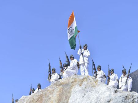 ಚಳಿಯಲ್ಲೂ ದೇಶಪ್ರೇಮ ಮೆರೆದ ಸೈನಿಕರಿಗೆ ಮೆಚ್ಚುಗೆ ಮಹಾಪುರ