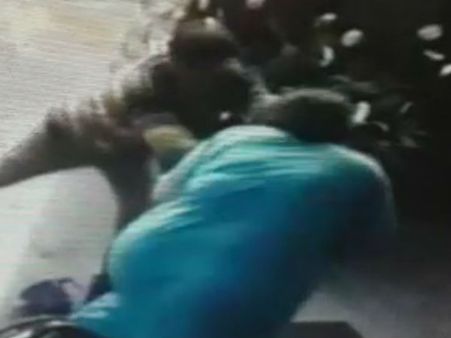 ಪೊಲೀಸಪ್ಪನ ಪತ್ನಿ ಕೊರಳಿಗೆ ಕೈ ಹಾಕಿದ ಸರಗಳ್ಳ