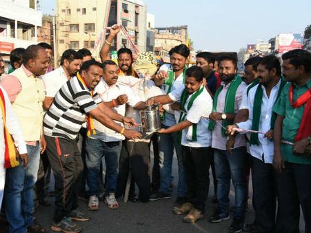 ಕರ್ನಾಟಕ ಬಂದ್ : ಹುಬ್ಬಳ್ಳಿ ರೈಲ್ವೆ ನಿಲ್ದಾಣಕ್ಕೆ ಮುತ್ತಿಗೆ ಯತ್ನ