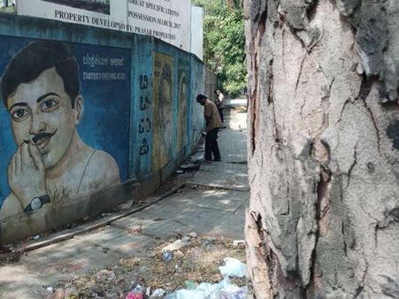 ರಾಷ್ಟ್ರ ನಾಯಕರ ಚಿತ್ರಗಳ ಮೇಲೆ ಮೂತ್ರ ವಿಸರ್ಜನೆ: ಭಾರಿ ಟೀಕೆ