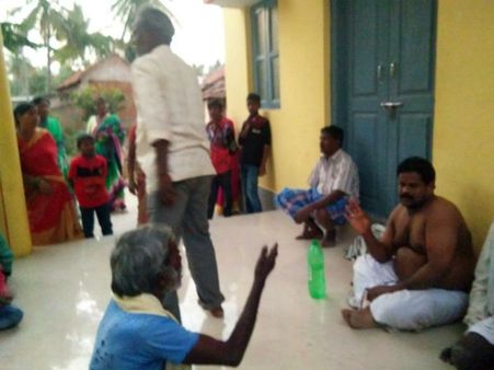 ವಿವಾಹಿತೆ ಜತೆಗೆ ಸಿಕ್ಕಿಬಿದ್ದ ಪೂಜಾರಿಗೆ ಸಮಾ ಬಡಿದ ಇಮ್ಮಾವು ಗ್ರಾಮಸ್ಥರು