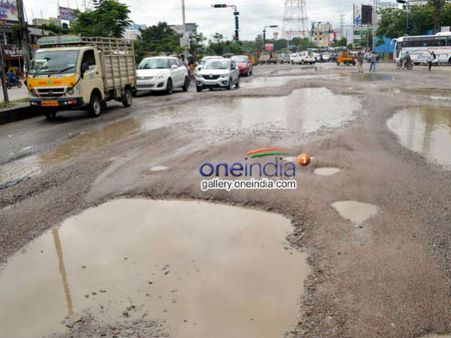 ತೈಲ ಪೂರೈಕೆ ಟ್ಯಾಂಕರ್ ಚಾಲಕರ ಪ್ರತಿಭಟನೆ: ದೇವನಗುಂದಿ ರಸ್ತೆ ದುರಸ್ತಿ ಆರಂಭ