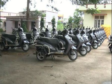 ವಿಕಲಚೇತನರಿಗೆ ನೀಡುವ ಬೈಕ್ ಗಳು ತುಕ್ಕುಹಿಡಿಯುತ್ತಿದೆ