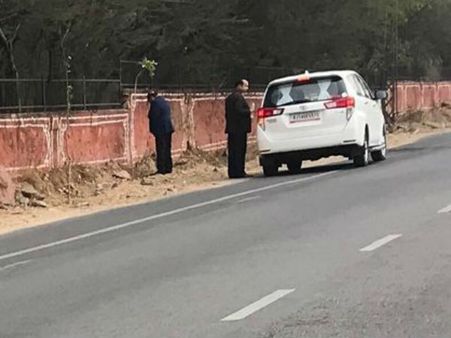 ಗೋಡೆಯ ಮೇಲೆ ಮೂತ್ರ ವಿಸರ್ಜನೆ ಮಾಡಿದ ಬಿಜೆಪಿ ಆರೋಗ್ಯ ಸಚಿವ!