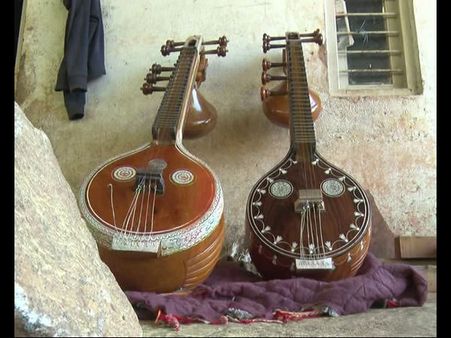 ವೀಣೆಯ ಸುಮಧುರ ನಾದದ ಹಿಂದಿದೆ ನೂರಾರು ದಲಿತರ ಬೆವರು..!