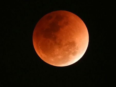 ವಿಶ್ವದೆಲ್ಲೆಡೆ ವಿಜೃಂಭಿಸಿದ ಅದ್ಭುತ ಚಂದ್ರಗ್ರಹಣದ 9 ದೃಶ್ಯ