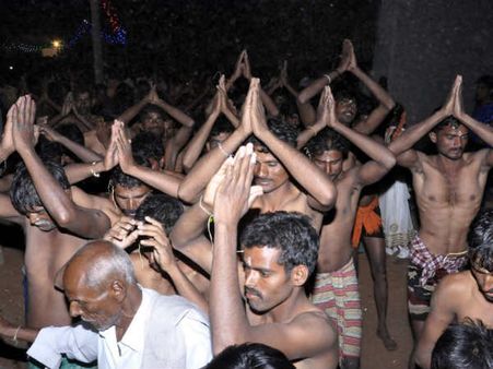 ಬರಿಗೈಲಿ ಕೆಂಡ ತೂರುವ ಕೂಡ್ಲಿಗಿಯ 'ಗುಗ್ಗರಿ ಹಬ್ಬ' ನೋಡಿದ್ರಾ!