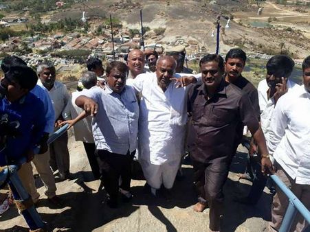 50 ನಿಮಿಷದಲ್ಲಿ ವಿಂದ್ಯಗಿರಿ ಬೆಟ್ಟವೇರಿದ ದೇವೇಗೌಡರು!