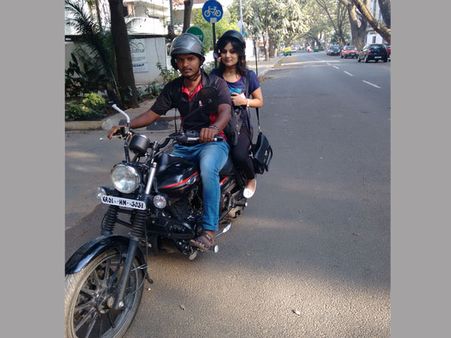 ಹುಬ್ಬಳ್ಳಿ: ಬೈಕ್ ಸವಾರನ ಬಳಿ ಹೆಲ್ಮೆಟ್ ಇಲ್ಲ ಅಂದ್ರೆ ಪೆಟ್ರೋಲ್ ಇಲ್ಲ