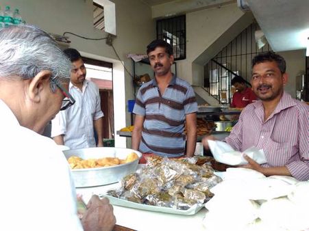 ಪಕೋಡ ಮಾರಿ ಜೀವನ ಕಟ್ಟಿಕೊಂಡ ರಾಜೇಶ್ ಬಾಳಿಗ