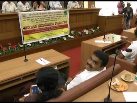 ಪ್ರಿಯಾ ವಾರಿಯರ್ ಕಣ್ಣೋಟಕ್ಕೆ ಜಾರಿ ಬಿದ್ದ ಮಂಗಳೂರು ಕಾರ್ಪೊರೇಟರ್