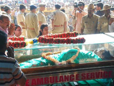 ಹಿಡಿಮಣ್ಣಿನ ಗೌರವದೊಂದಿಗೆ ಪುಟ್ಟಣ್ಣಯ್ಯ ಅಂತ್ಯಸಂಸ್ಕಾರ