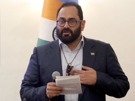 ವಾಯುಪಡೆಗೆ ಯುದ್ಧ ವಿಮಾನ ಉಡುಗೊರೆ ಕೊಟ್ಟ ರಾಜೀವ್ ಚಂದ್ರಶೇಖರ್