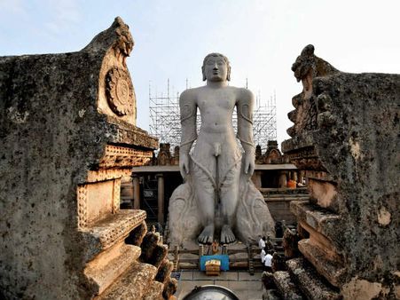 ಶ್ರವಣಬೆಳಗೊಳದಲ್ಲಿ ಜನಪ್ರತಿನಿಧಿಗಳ ಇದೆಂಥ ಪ್ರತಿಷ್ಠೆ ಮೇಲಾಟ?