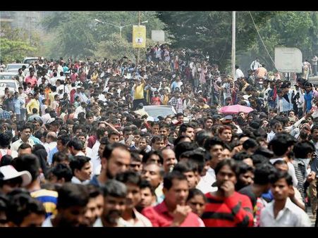 ಲಕ್ಷ ಲಕ್ಷ ಜನರ ಮಧ್ಯೆ ಶ್ರೀದೇವಿಗೆ ಬೋನಿ ಕಪೂರ್ ರಿಂದ ಅಂತ್ಯ ಸಂಸ್ಕಾರ