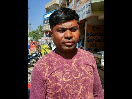 ತಲೆ ಮೇಲೆ 'ಟಗರು' ಎಂದು ಕೆತ್ತಿಸಿಕೊಂಡಿದ್ದಾನೆ ಈ ಅಭಿಮಾನಿ