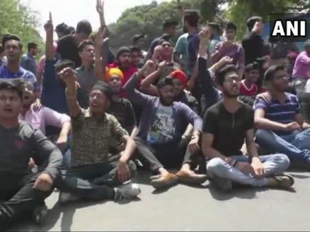 ಸಿಬಿಎಸ್‌ಇ ಪ್ರಶ್ನೆ ಪತ್ರಿಕೆ ಸೋರಿಕೆ: ವಿದ್ಯಾರ್ಥಿ, ಪೋಷಕರ ತೀವ್ರ ಪ್ರತಿಭಟನೆ