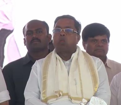 ನಾಡಗೀತೆ ಹಾಡುವಾಗ ಬೀಡಾ ಜಗಿದು, ಪಂಚೆ ಸರಿಮಾಡಿಕೊಂಡ ಸಿಎಂ