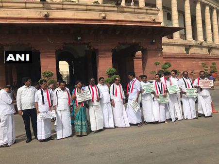 ಕಾವೇರಿ ನಿರ್ವಹಣಾ ಮಂಡಳಿಗಾಗಿ ಎಐಎಡಿಎಂಕೆ ಸಂಸದರ ಪ್ರತಿಭಟನೆ