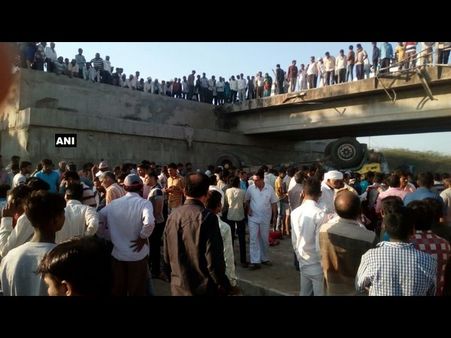 ಗುಜರಾತಿನಲ್ಲಿ ಚರಂಡಿಗೆ ಉರುಳಿದ ಲಾರಿ: 26 ಜನ ದುರ್ಮರಣ