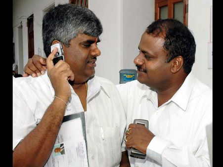 ಹೈಡ್ರಾಮಾ : ಚುನಾವಣೆ ನಿಲ್ಲಿಸಿ, ಇದು ಅಕ್ರಮ ಎಂದ ರೇವಣ್ಣ