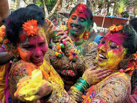 ರಂಗಿನ ಹಬ್ಬ ಹೋಳಿಗೆ ಶುಭ ಹಾರೈಕೆಯ ಓಕುಳಿ ಚೆಲ್ಲಿ...